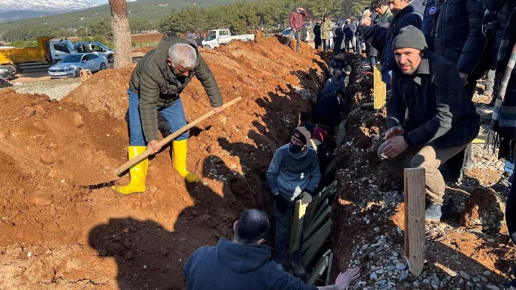 10 ili yıkan deprem faciasından acı dolu görüntüler