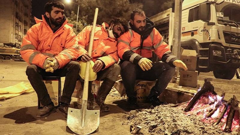 10 ili yıkan deprem faciasından acı dolu görüntüler