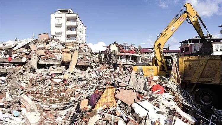 10 ili yıkan deprem faciasından acı dolu görüntüler