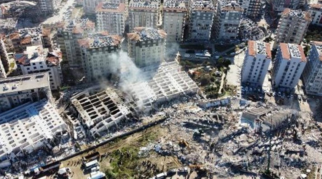 10 ili yıkan deprem faciasından acı dolu görüntüler