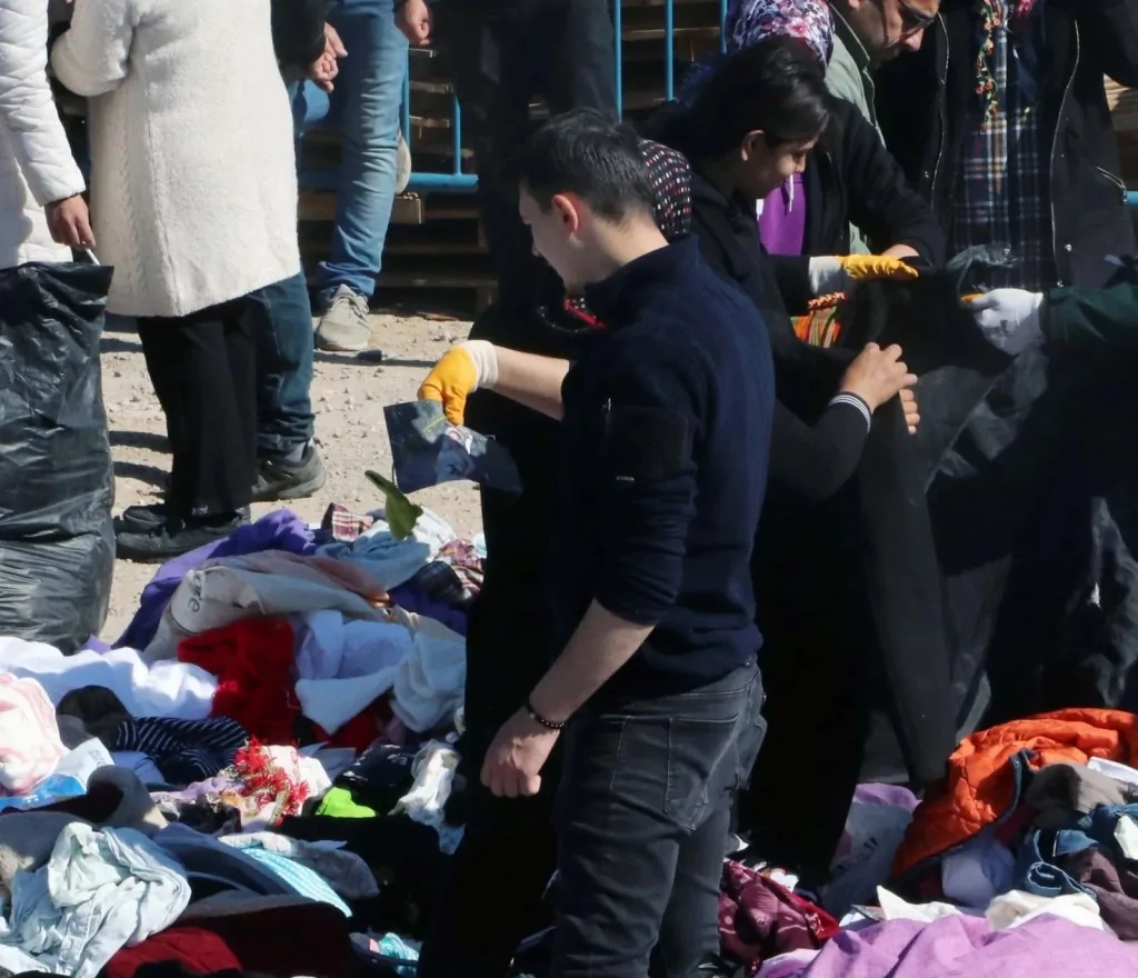 Depremde tüm ailesini yitirdi, molozların arasında anılarını arıyor!