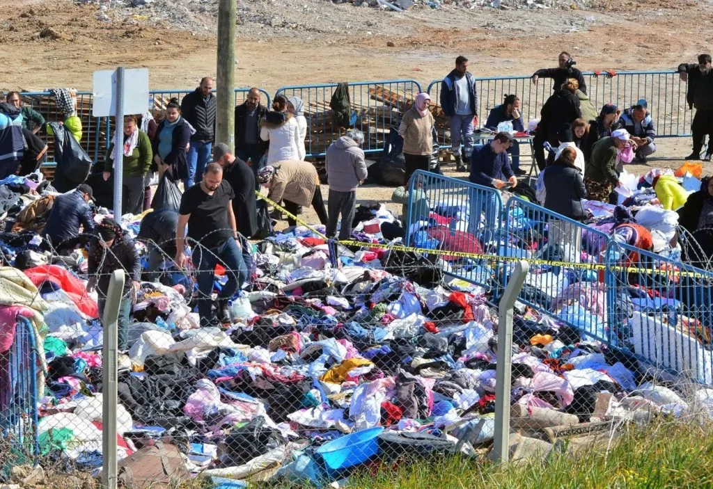 Depremde tüm ailesini yitirdi, molozların arasında anılarını arıyor!