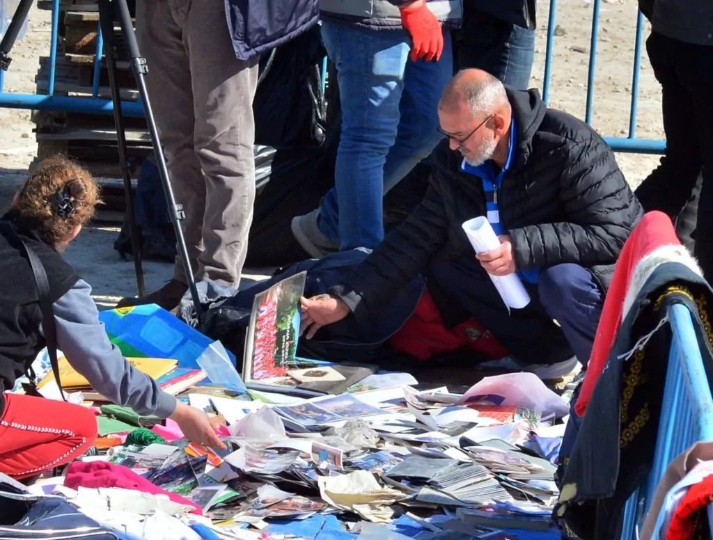Depremde tüm ailesini yitirdi, molozların arasında anılarını arıyor!