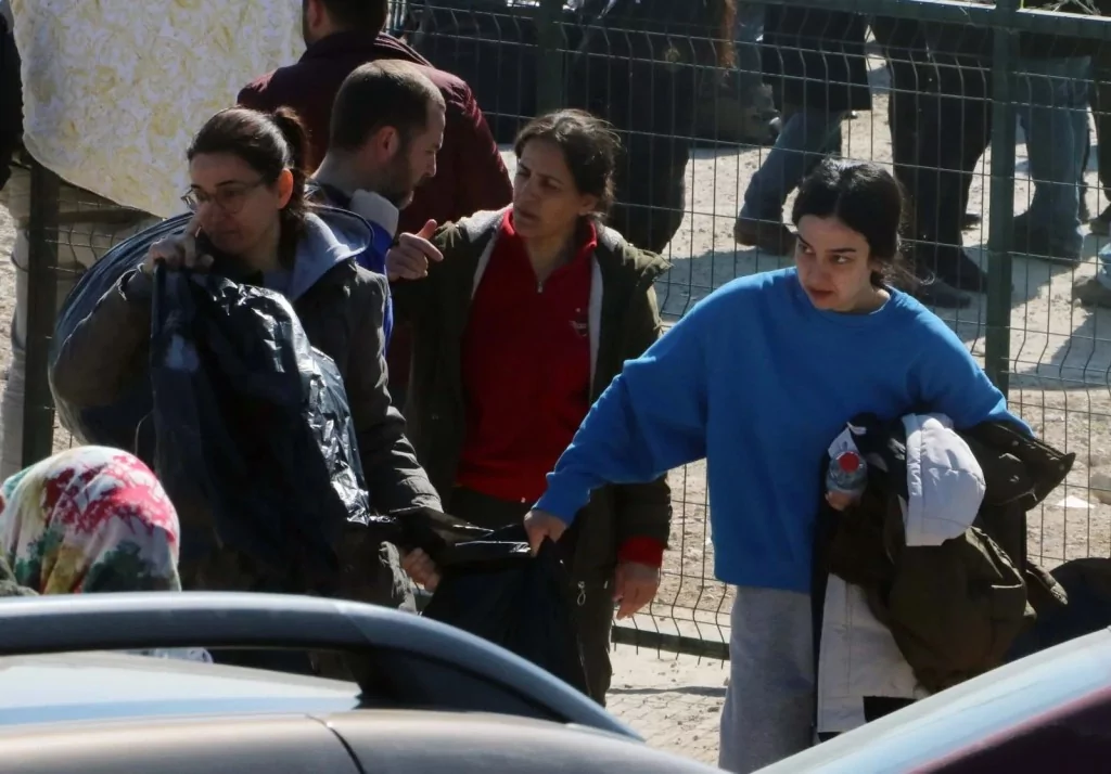 Depremde tüm ailesini yitirdi, molozların arasında anılarını arıyor!