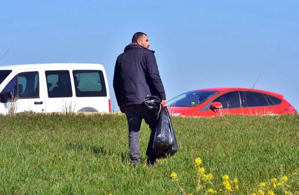 Depremde tüm ailesini yitirdi, molozların arasında anılarını arıyor!