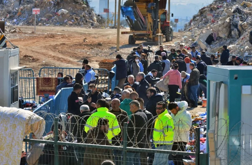 Depremde tüm ailesini yitirdi, molozların arasında anılarını arıyor!