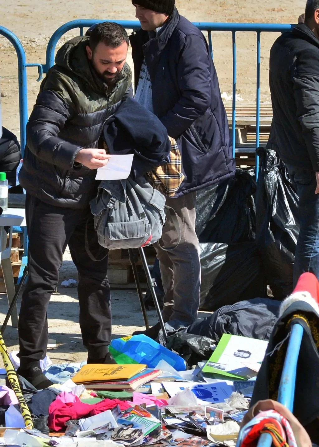 Depremde tüm ailesini yitirdi, molozların arasında anılarını arıyor!