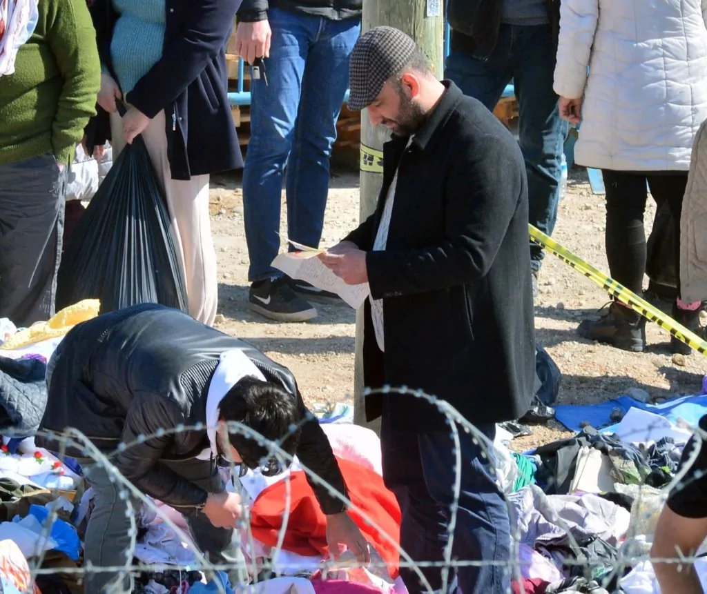 Depremde tüm ailesini yitirdi, molozların arasında anılarını arıyor!