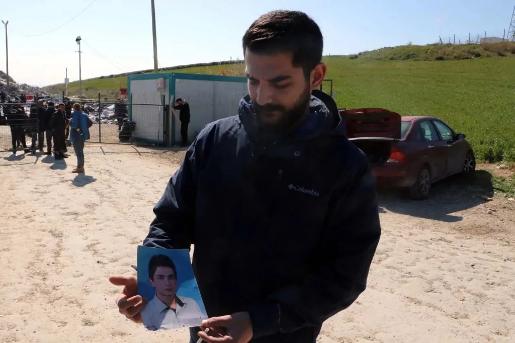 Depremde tüm ailesini yitirdi, molozların arasında anılarını arıyor!