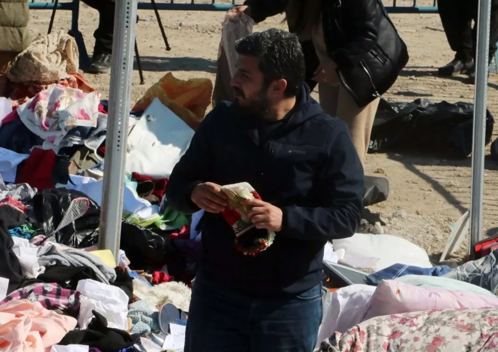 Depremde tüm ailesini yitirdi, molozların arasında anılarını arıyor!