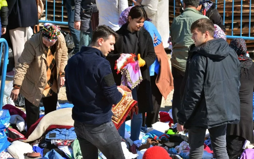 Depremde tüm ailesini yitirdi, molozların arasında anılarını arıyor!