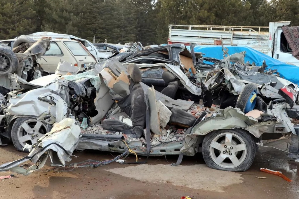 Depremde hasar gören araçlar kullanılamaz hale geldi