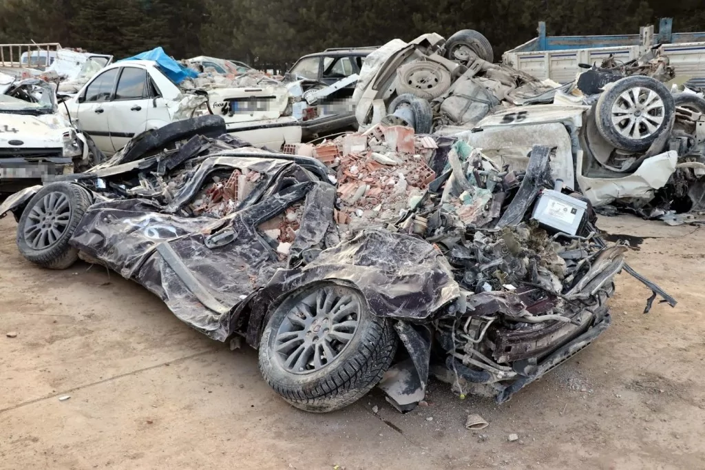 Depremde hasar gören araçlar kullanılamaz hale geldi