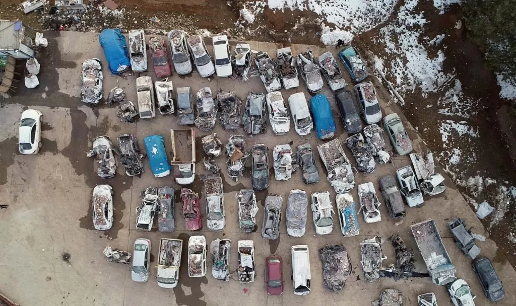 Depremde hasar gören araçlar kullanılamaz hale geldi