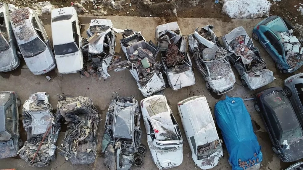 Depremde hasar gören araçlar kullanılamaz hale geldi