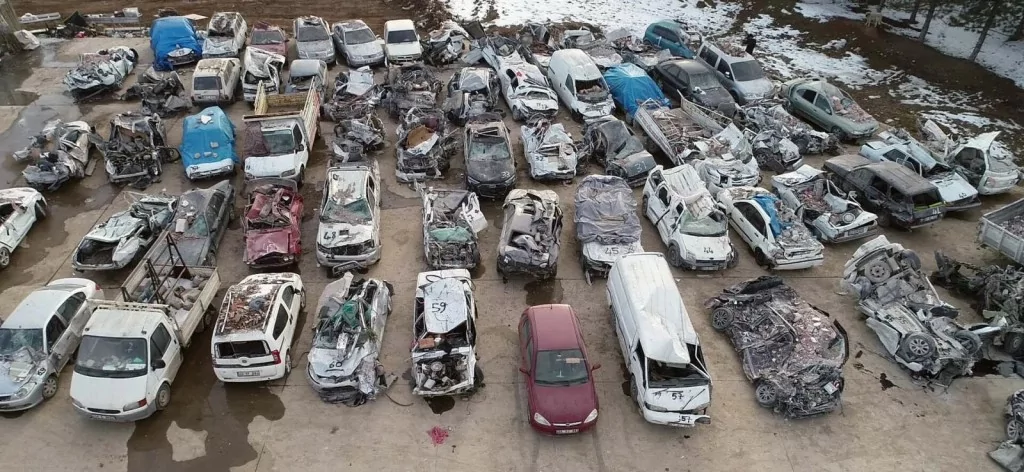 Depremde hasar gören araçlar kullanılamaz hale geldi