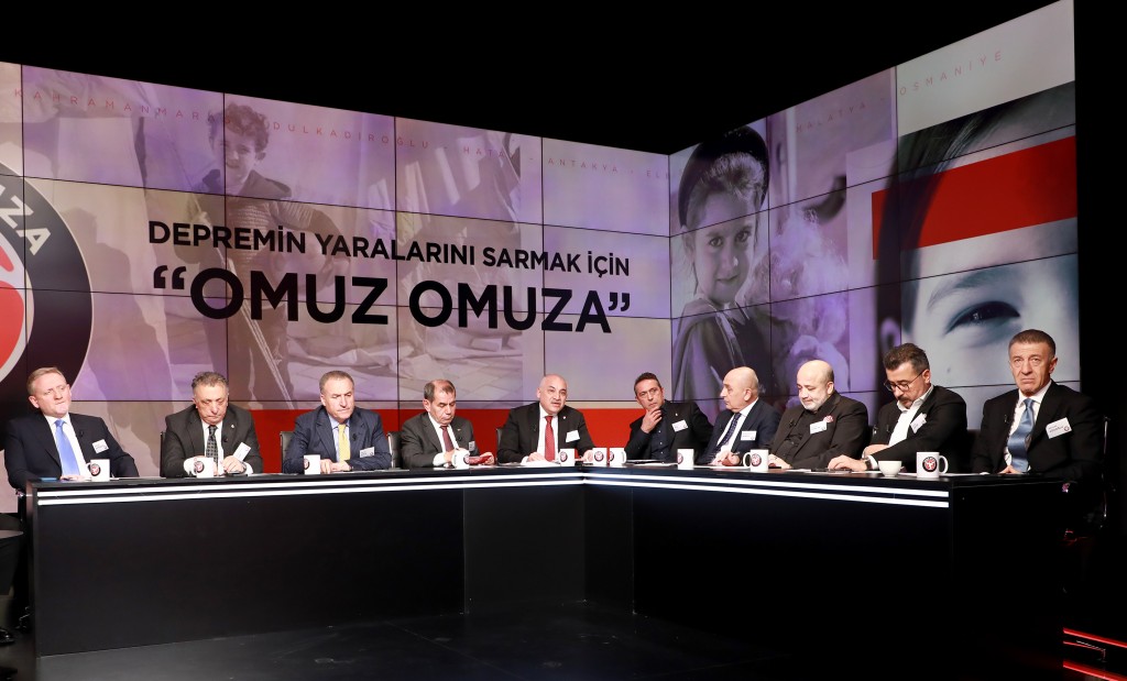 Futbol ailesinin depremzedeler için düzenlediği "Omuz Omuza" kampanyası