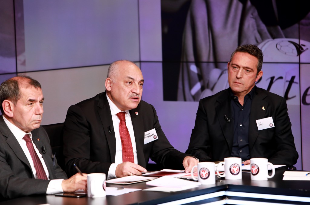 Futbol ailesinin depremzedeler için düzenlediği "Omuz Omuza" kampanyası