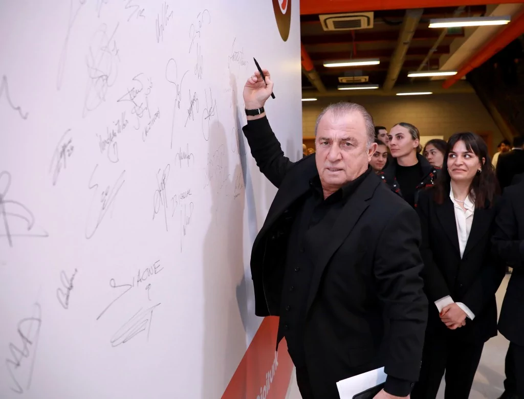 Futbol ailesinin depremzedeler için düzenlediği "Omuz Omuza" kampanyası