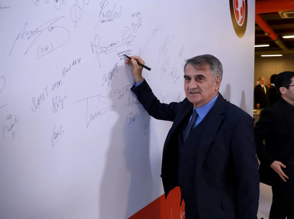 Futbol ailesinin depremzedeler için düzenlediği "Omuz Omuza" kampanyası