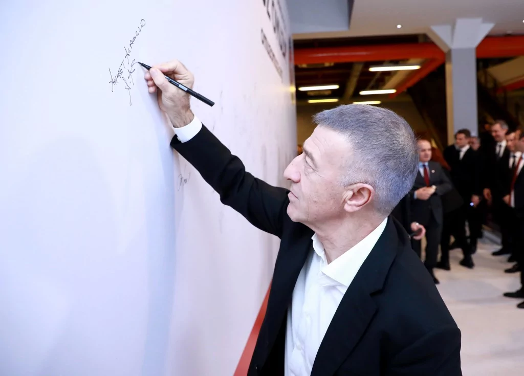 Futbol ailesinin depremzedeler için düzenlediği "Omuz Omuza" kampanyası