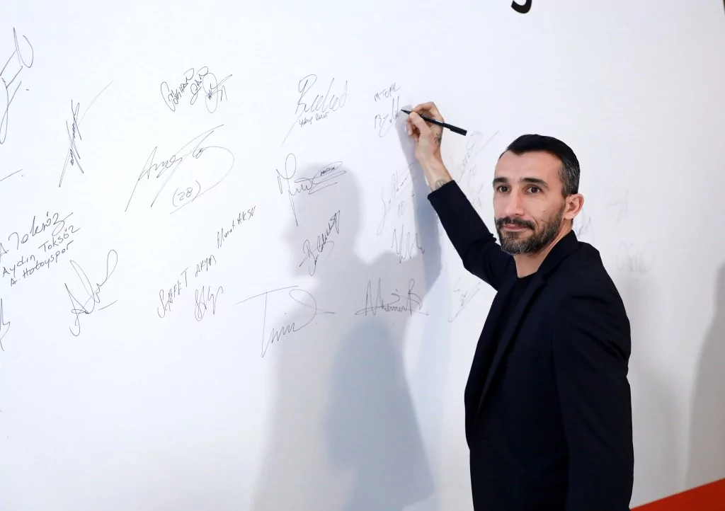 Futbol ailesinin depremzedeler için düzenlediği "Omuz Omuza" kampanyası