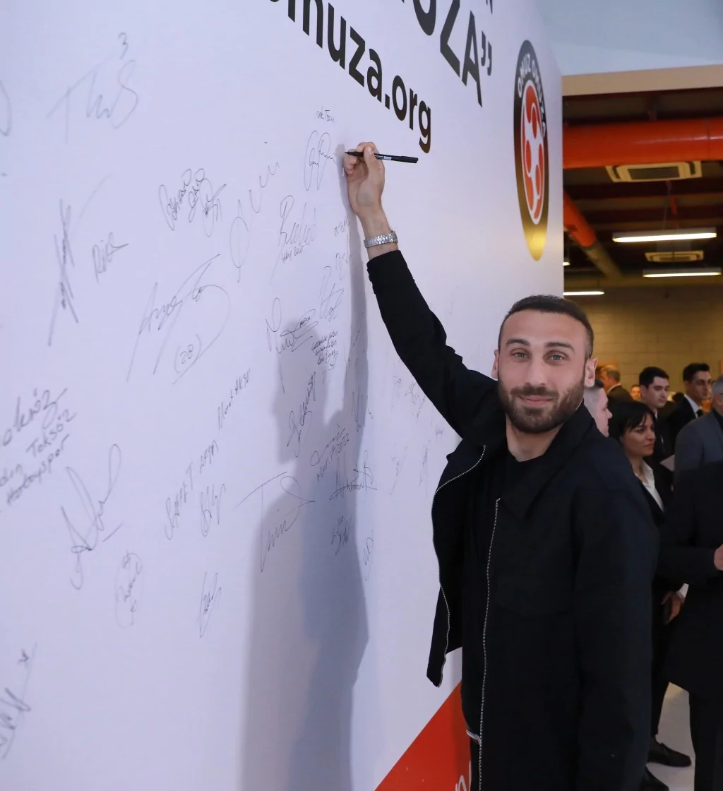 Futbol ailesinin depremzedeler için düzenlediği "Omuz Omuza" kampanyası