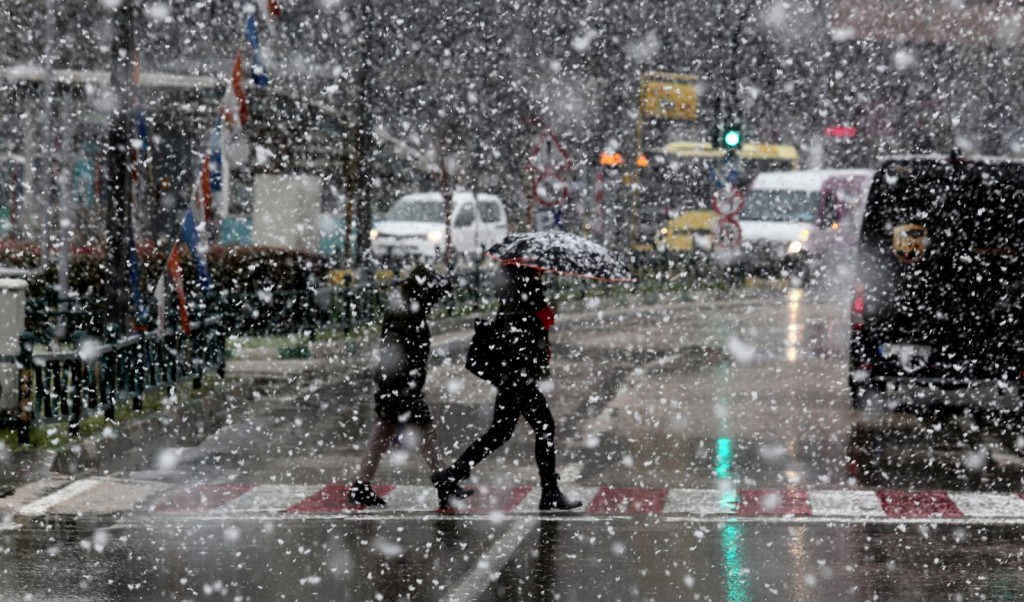 Bursa'da şehir merkezinde kar heyecanı