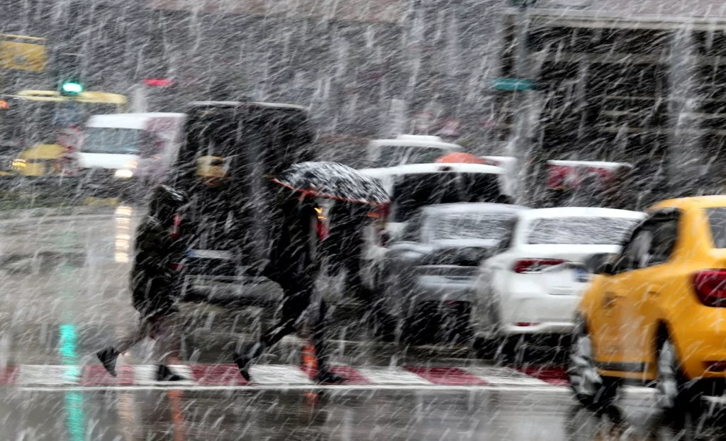 Bursa'da şehir merkezinde kar heyecanı