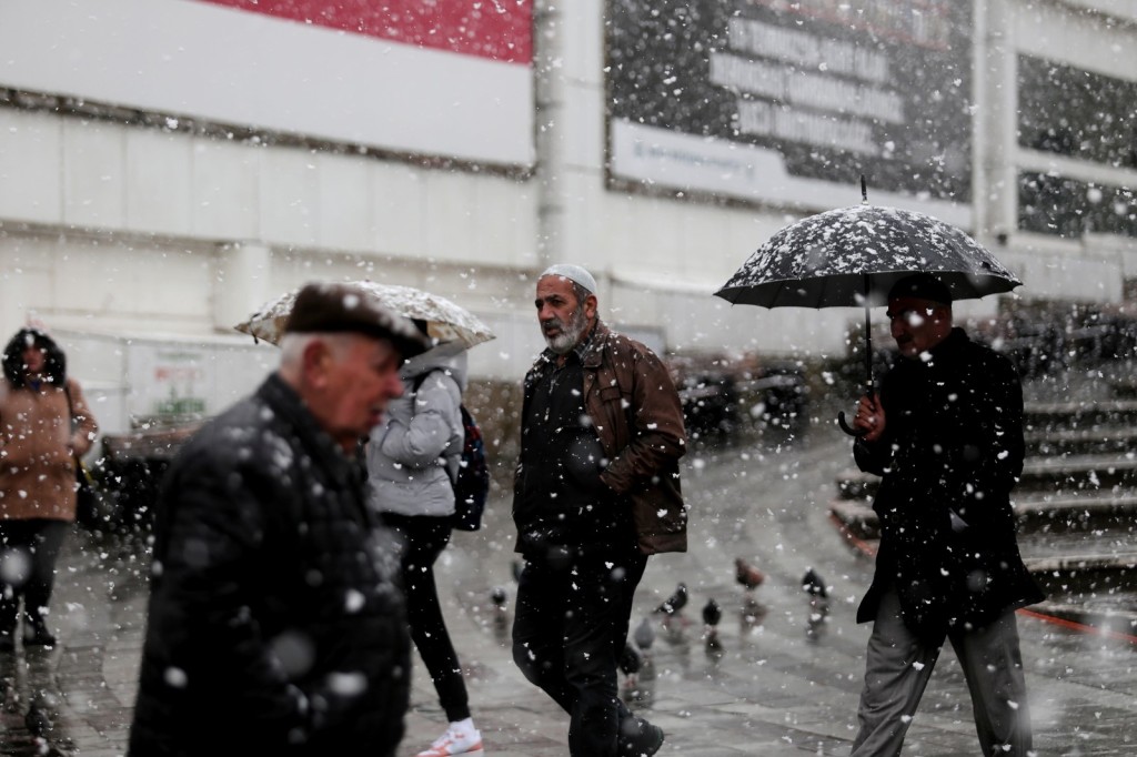 Bursa'da şehir merkezinde kar heyecanı
