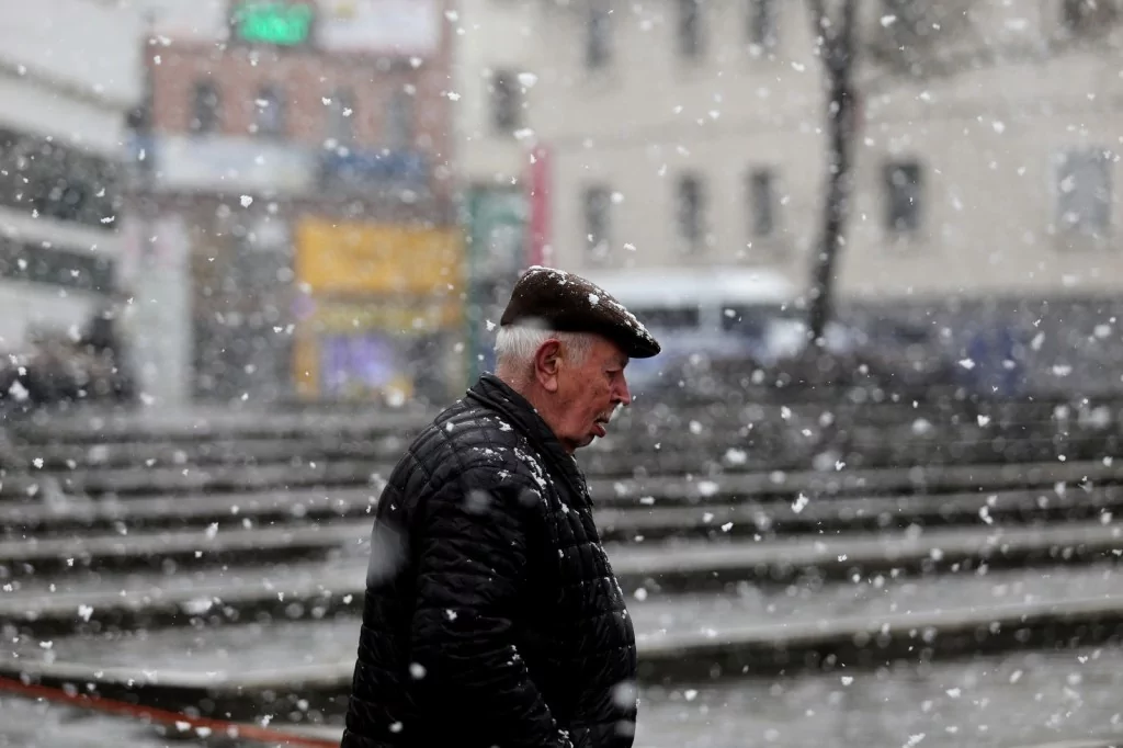 Bursa'da şehir merkezinde kar heyecanı