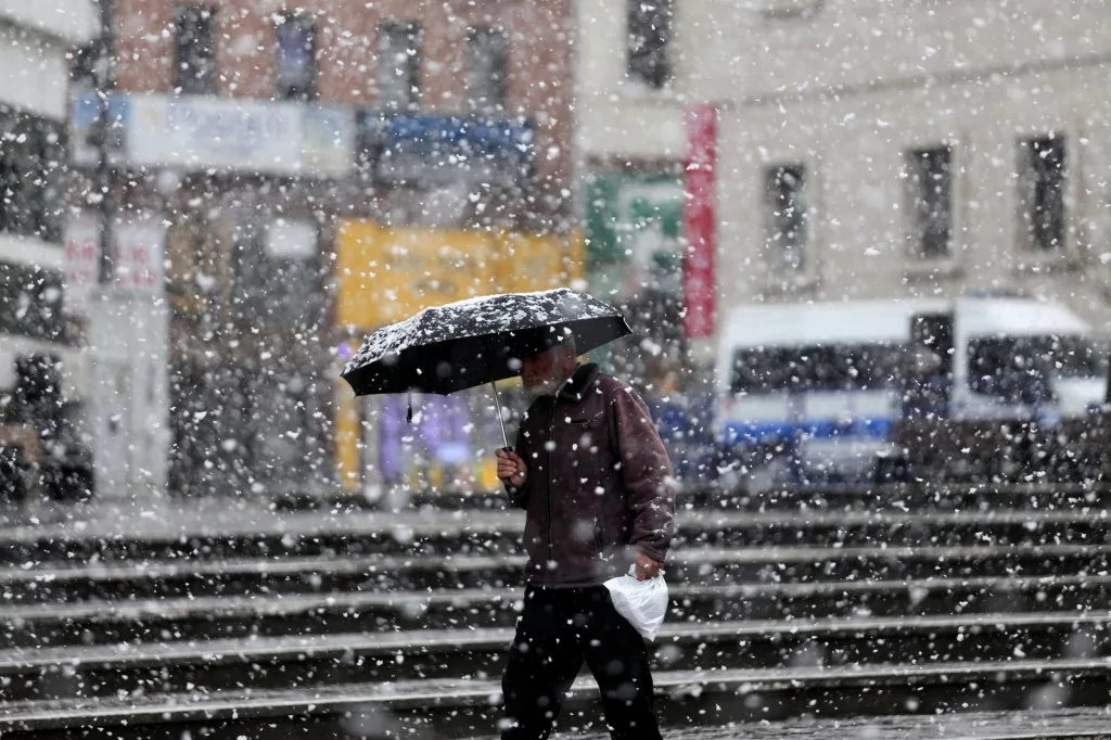 Bursa'da şehir merkezinde kar heyecanı