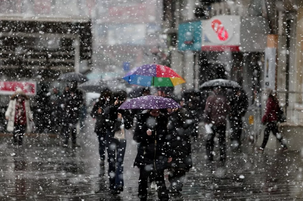 Bursa'da şehir merkezinde kar heyecanı