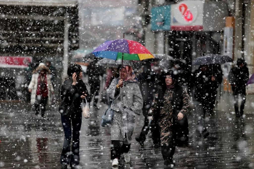 Bursa'da şehir merkezinde kar heyecanı