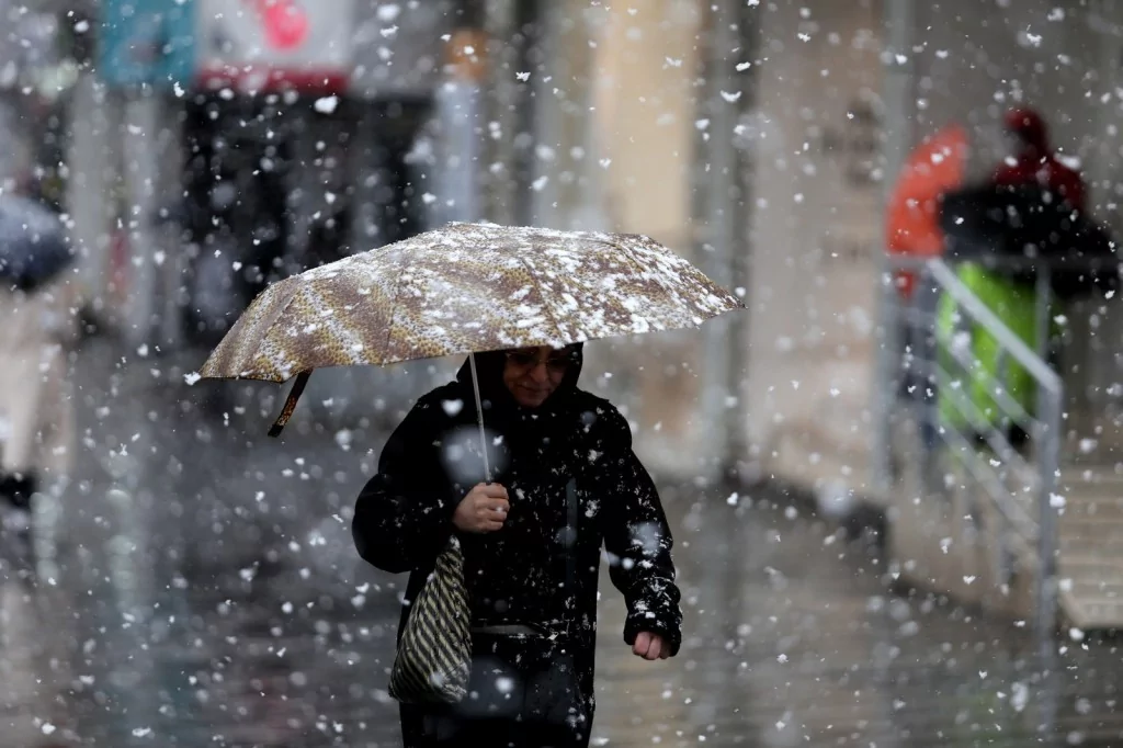 Bursa'da şehir merkezinde kar heyecanı