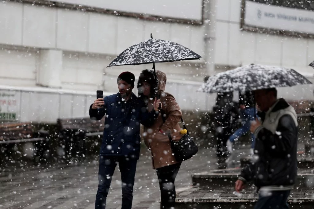 Bursa'da şehir merkezinde kar heyecanı