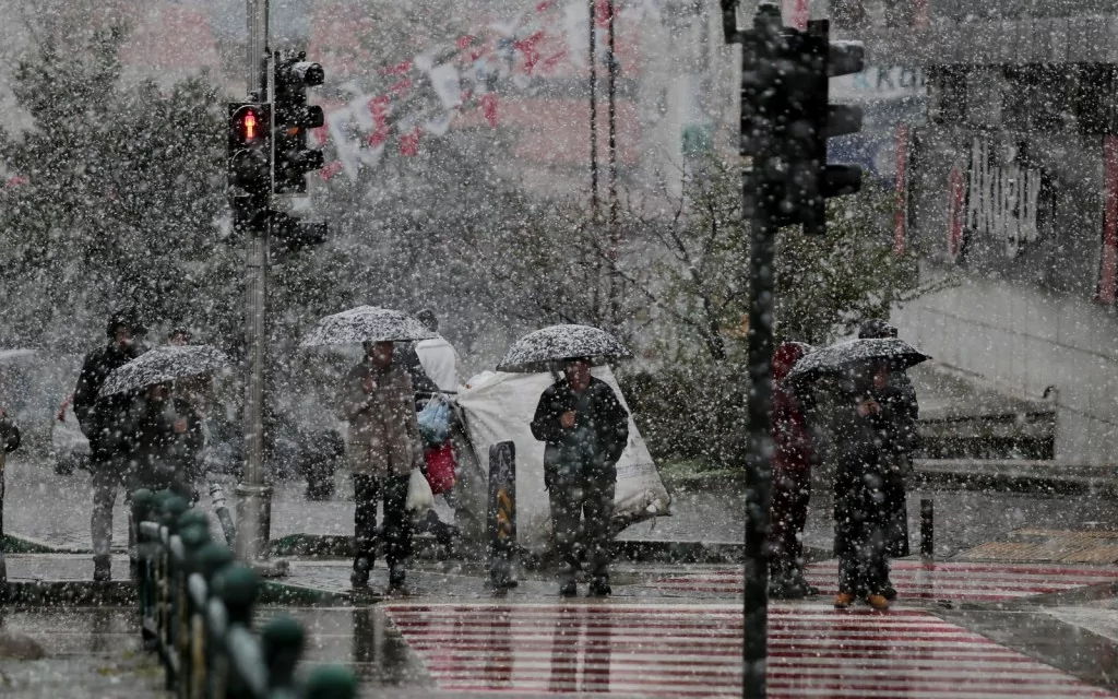 Bursa'da şehir merkezinde kar heyecanı