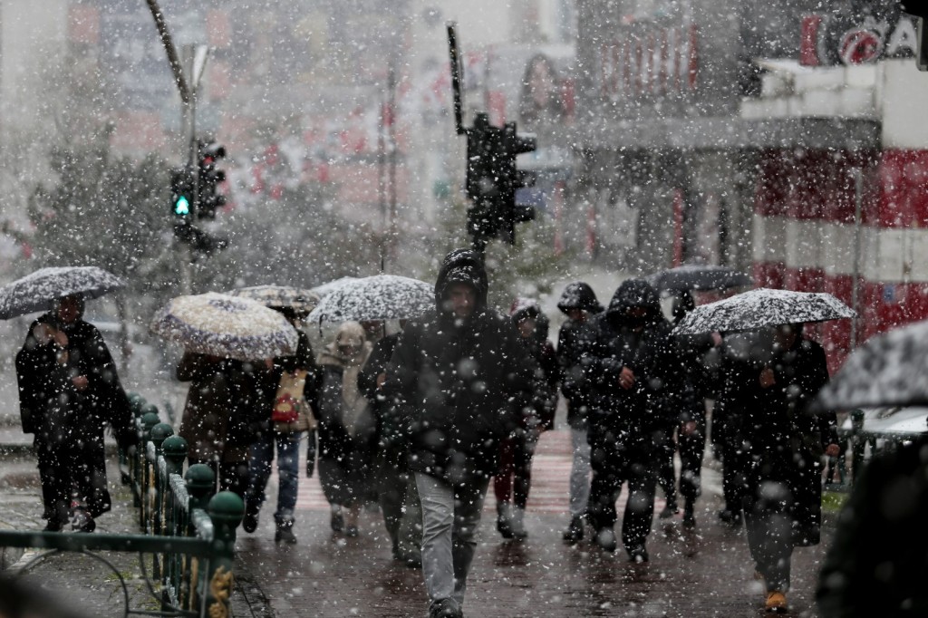 Bursa'da şehir merkezinde kar heyecanı
