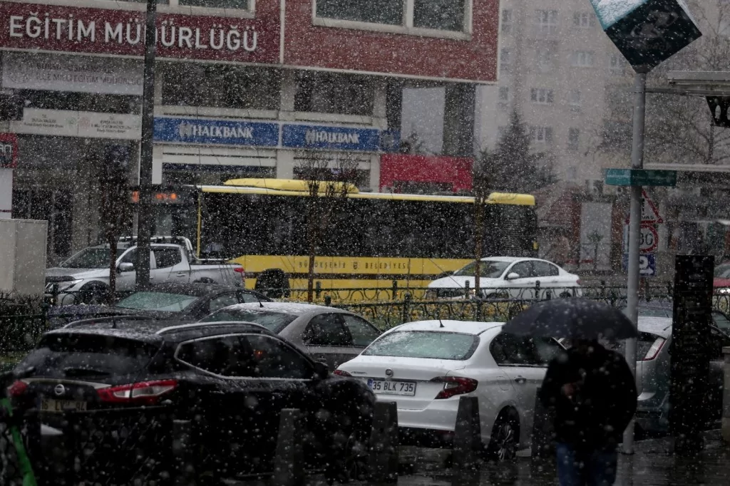 Bursa'da şehir merkezinde kar heyecanı