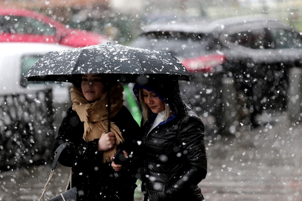 Bursa'da şehir merkezinde kar heyecanı