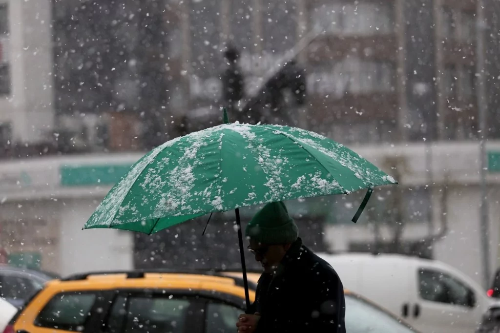 Bursa'da şehir merkezinde kar heyecanı