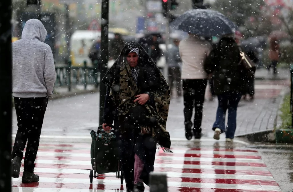 Bursa'da şehir merkezinde kar heyecanı