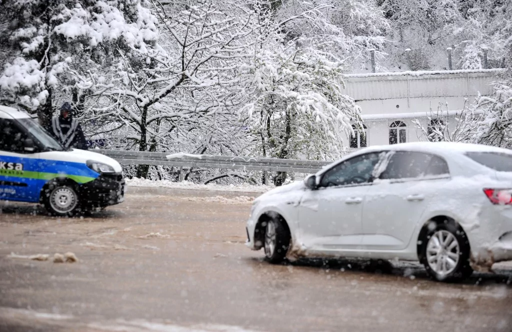 Bursa'da şehir merkezinde kar heyecanı