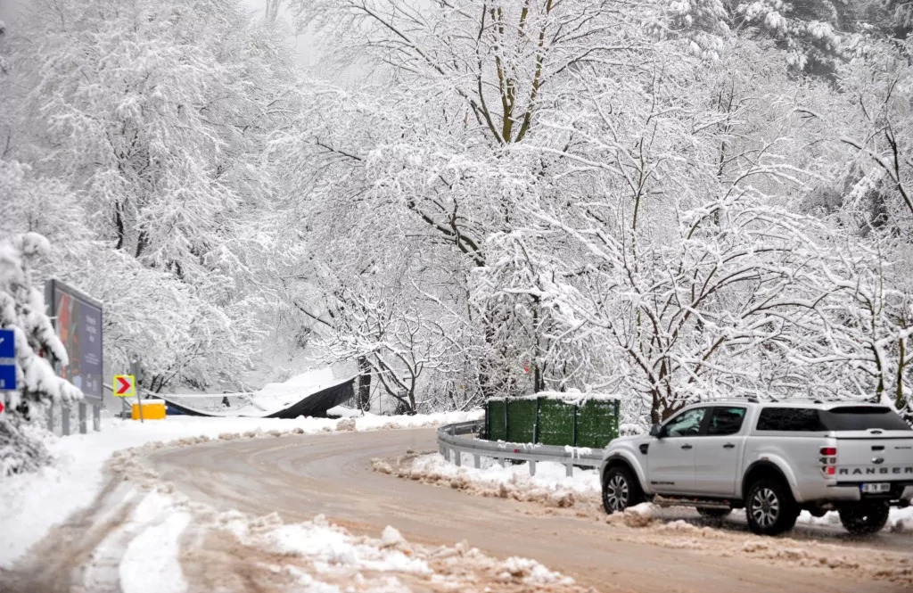 Bursa'da şehir merkezinde kar heyecanı