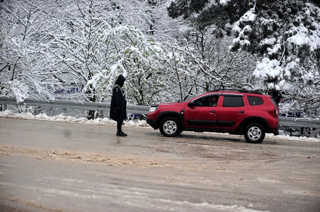 Bursa'da şehir merkezinde kar heyecanı