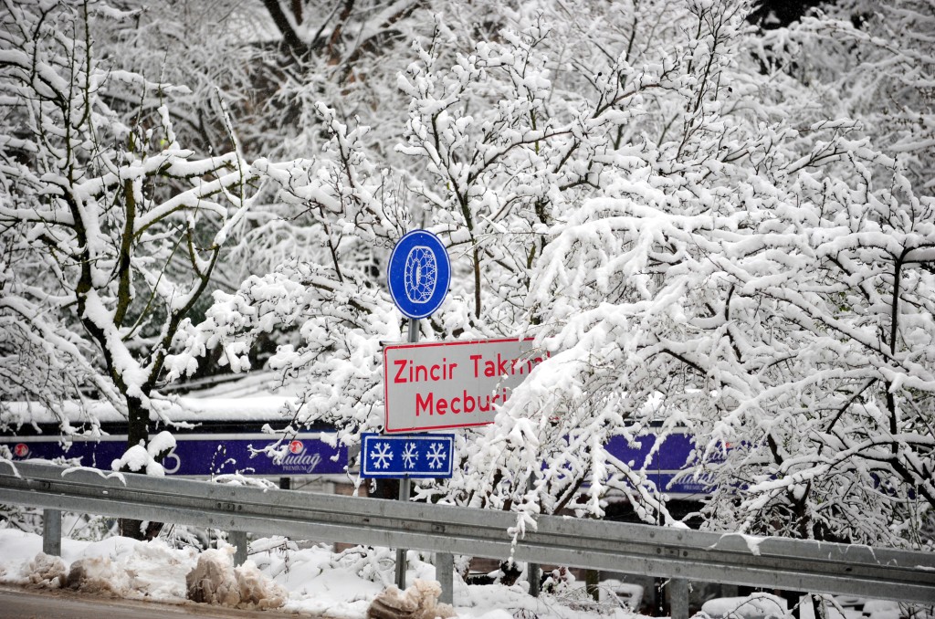 Bursa'da şehir merkezinde kar heyecanı