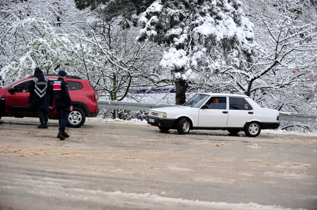 Bursa'da şehir merkezinde kar heyecanı