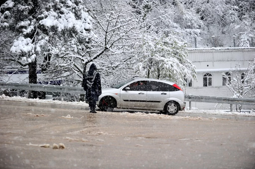Bursa'da şehir merkezinde kar heyecanı