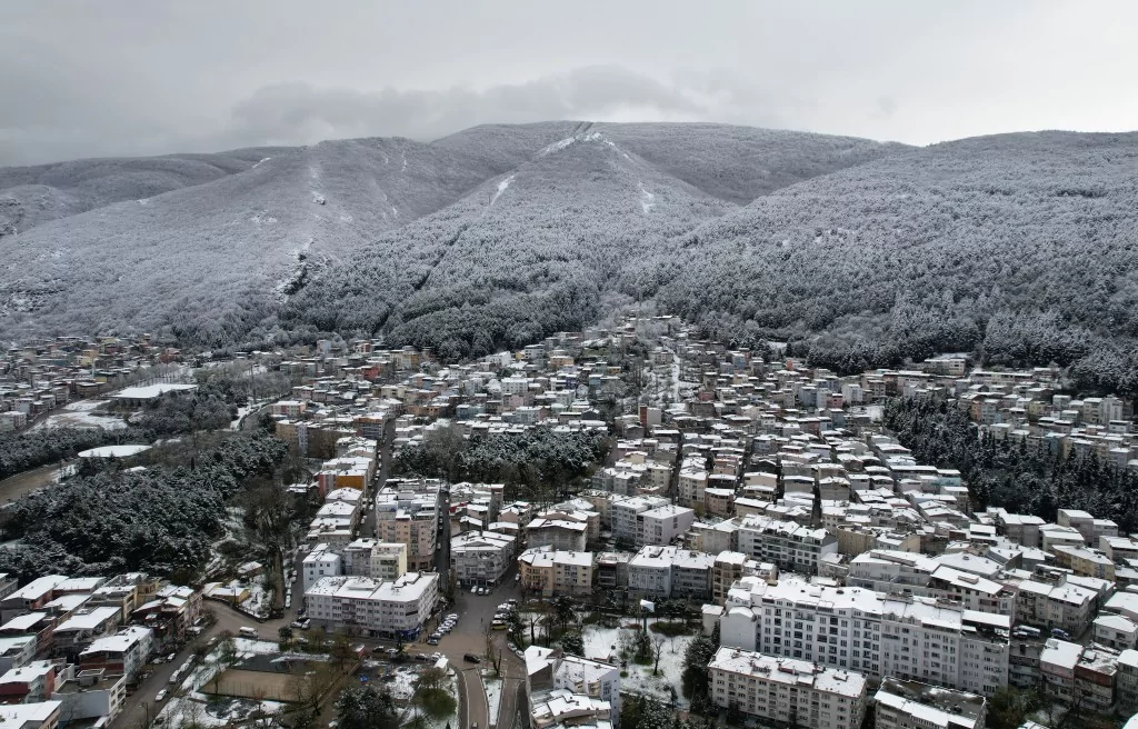 Bursa'da şehir merkezinde kar heyecanı