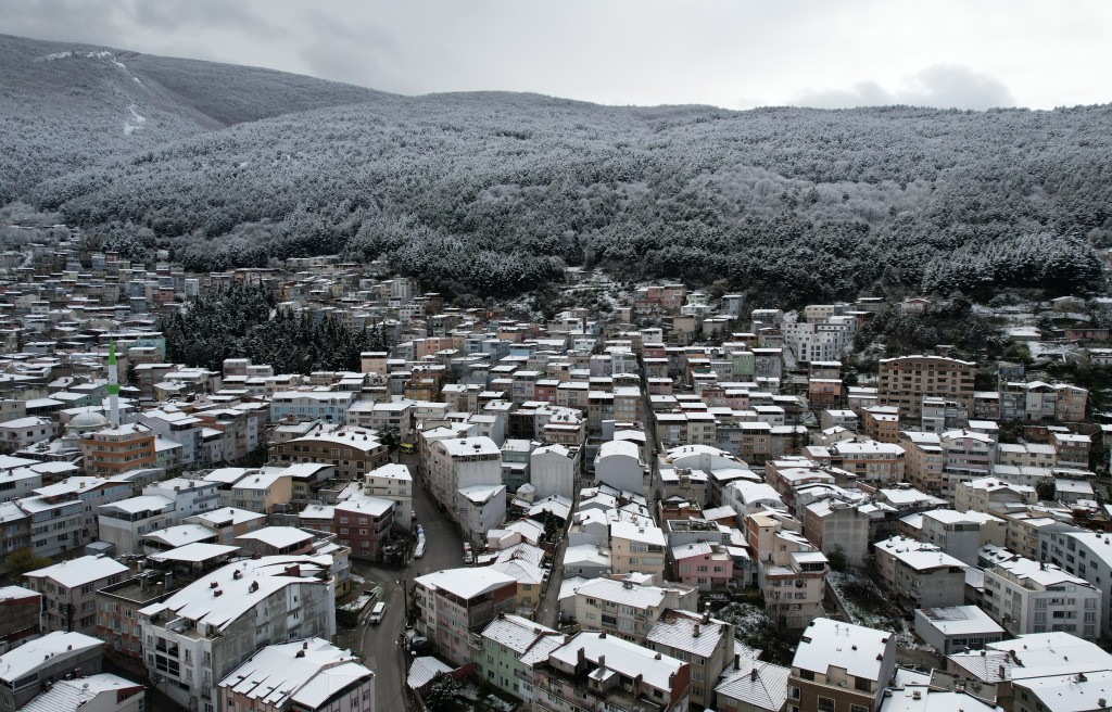 Bursa'da şehir merkezinde kar heyecanı